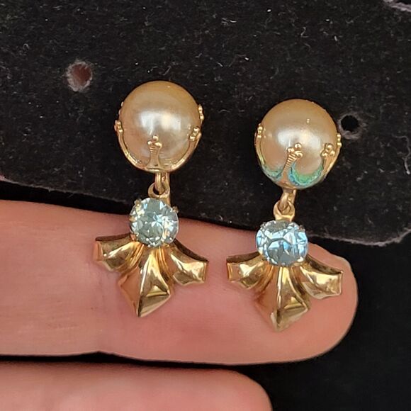 Vintage Amco 12kt Gold Filled Pearl & Aquamarine Twist Back Earrings 1" long - Picture 2 of 4